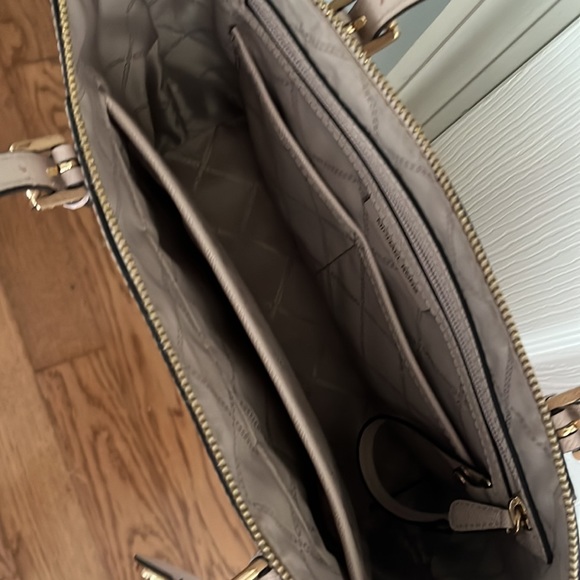 Michael Kors purse. It is not brand new but it is in great shape. - Picture 2 of 4